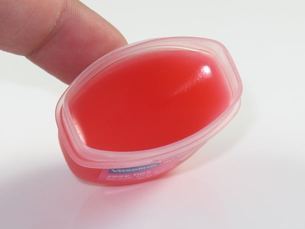Dưỡng môi Vaseline Lip Therapy Rosy 3