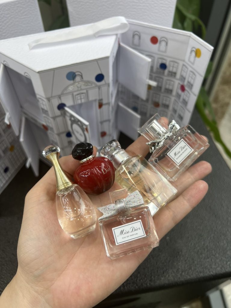 BỘ SƯU TẬP NƯỚC HOA MINI DIOR 16 CHAI ĐẦY ĐỦ CÁC MÙI HƯƠNG ĐÌNH ĐÁM CỦA THƯƠNG HIỆU